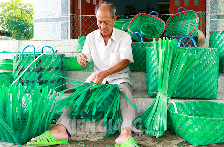 Ông già 80 tuổi cần mẫn lao động, góp gạo tặng người nghèo